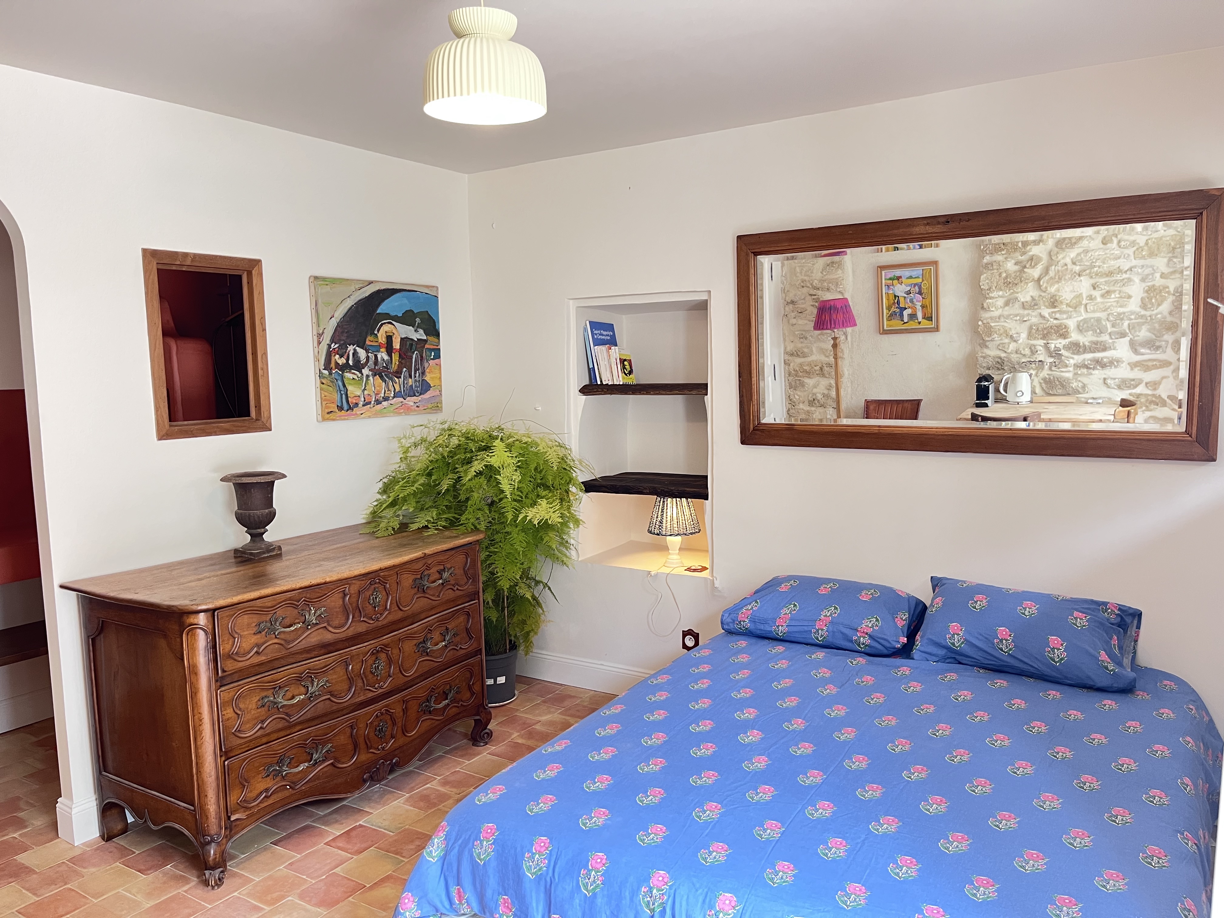 Chambre Ventoux — lit double et commode en noyer massif, mur en pierre apparente, Mas Allègre