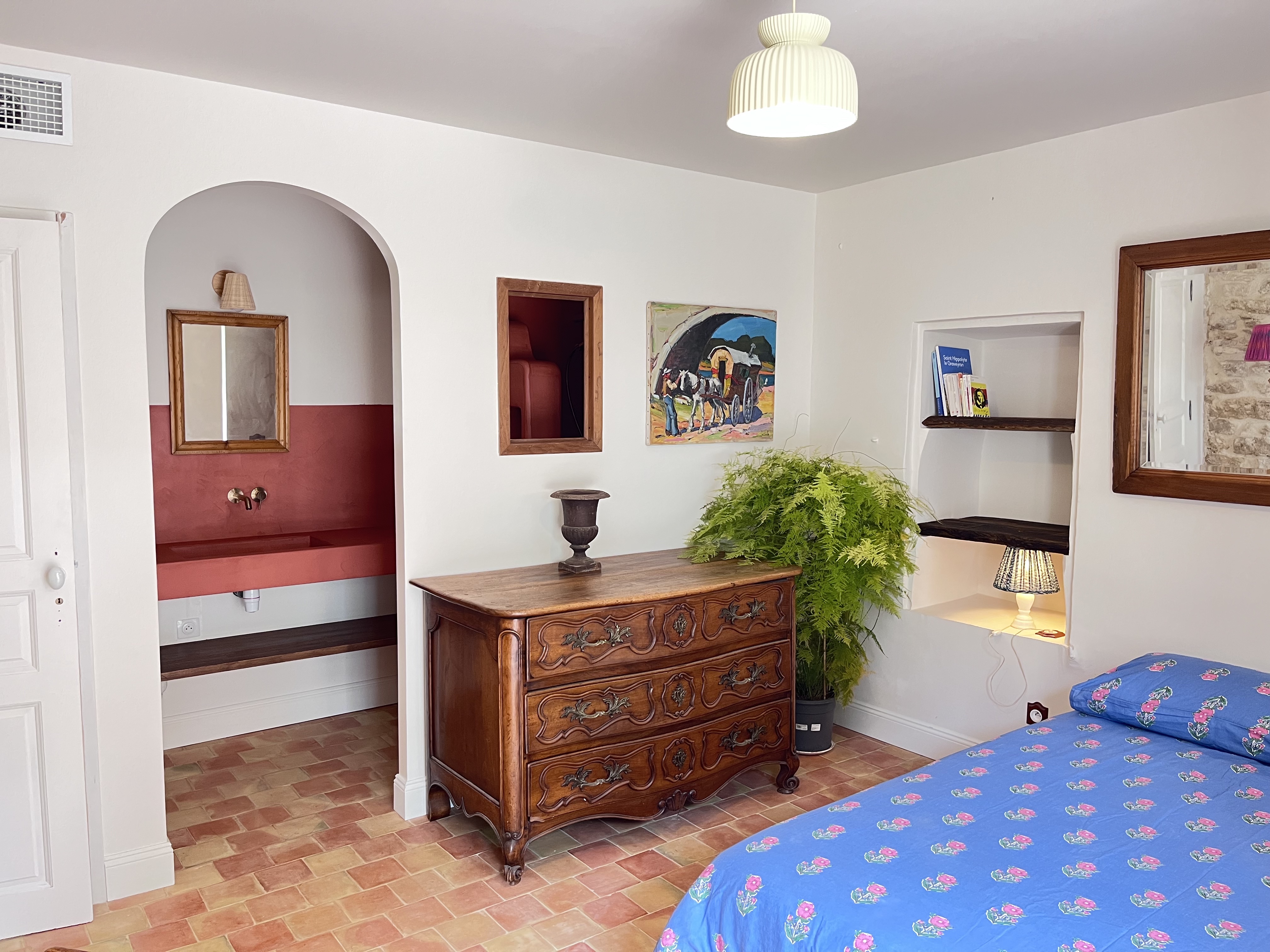 Chambre Ventoux, vue d'ensemble avec arche salle de bain