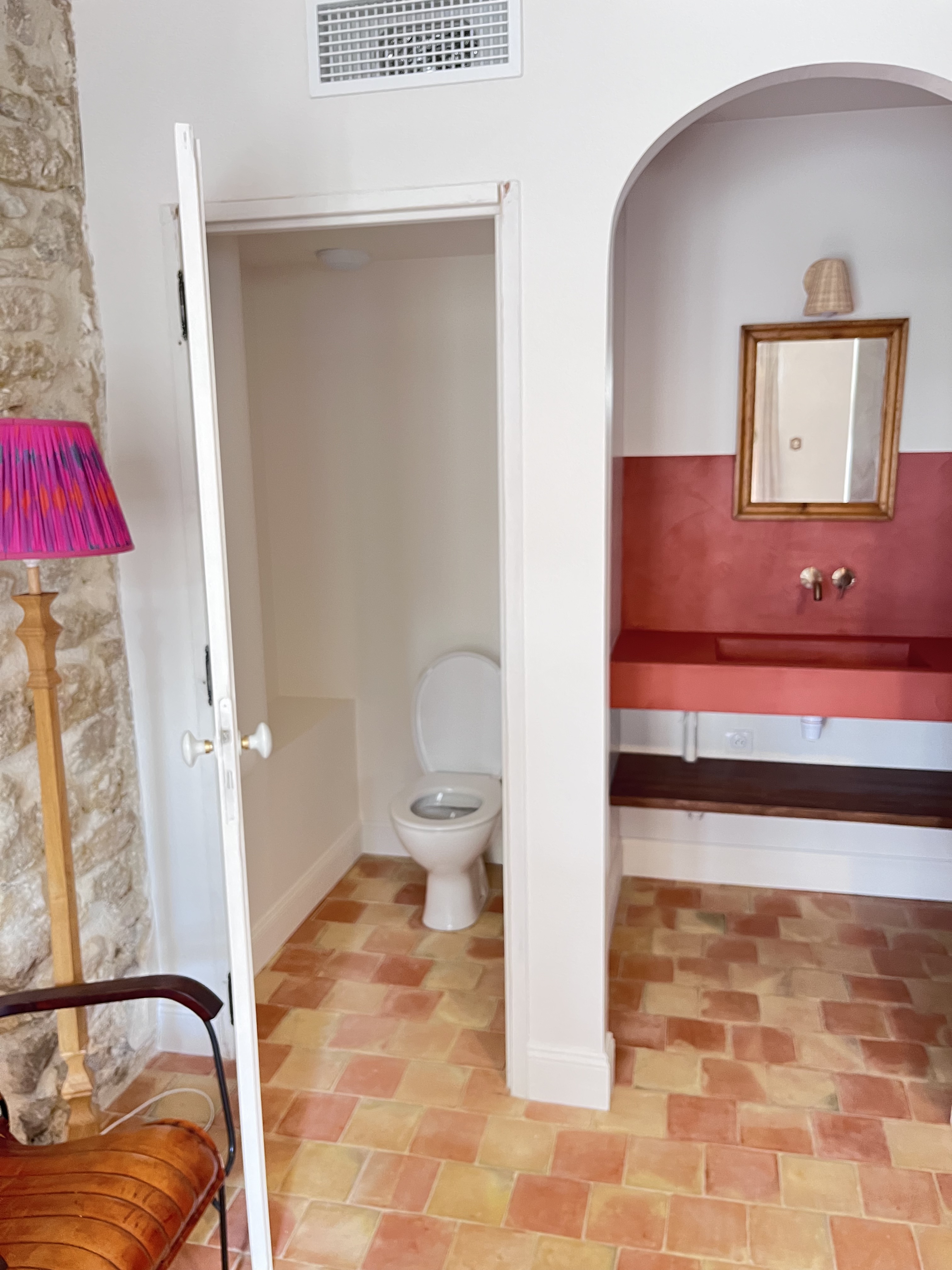 Chambre Ventoux — salle de bain béton ciré rose, douche pluie en laiton, Mas Allègre Provence