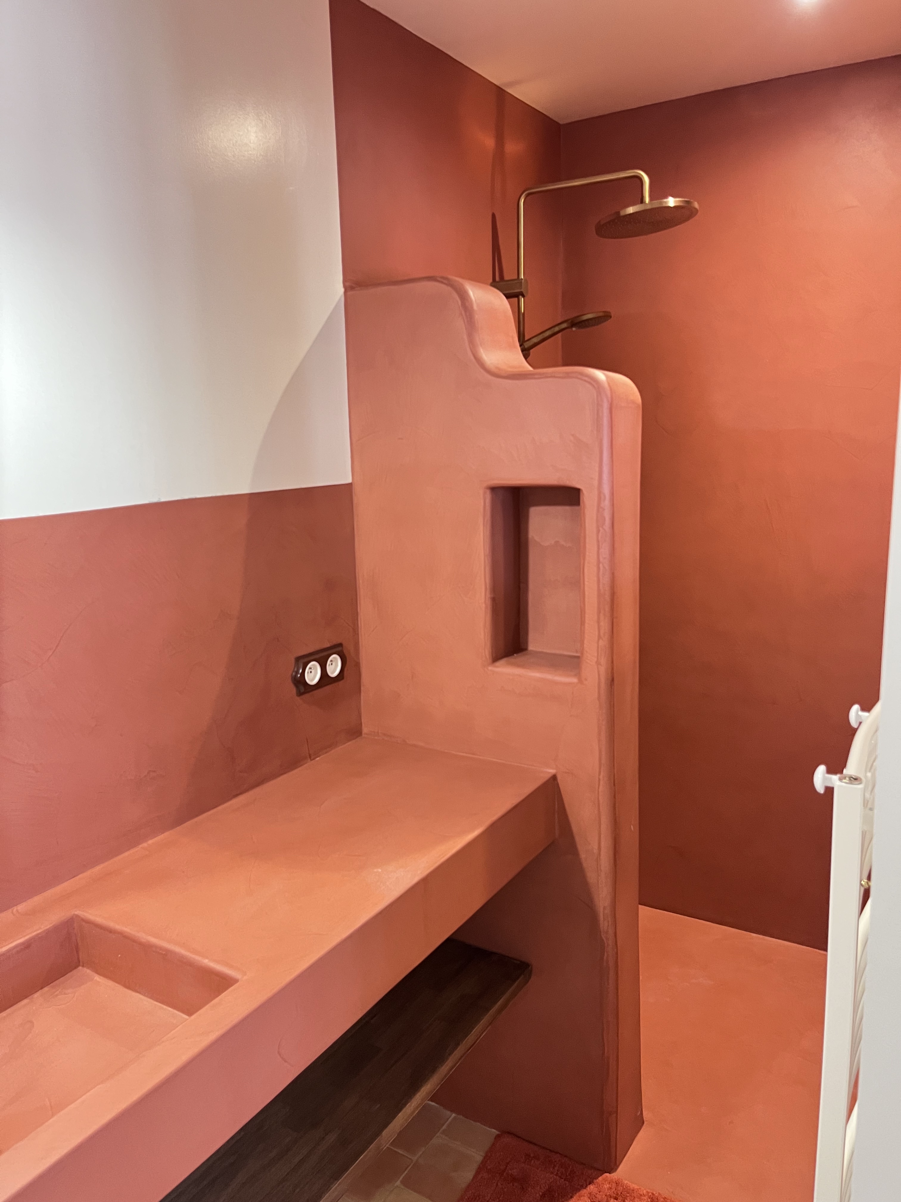 Vasque béton ciré et miroir doré Chambre Ventoux