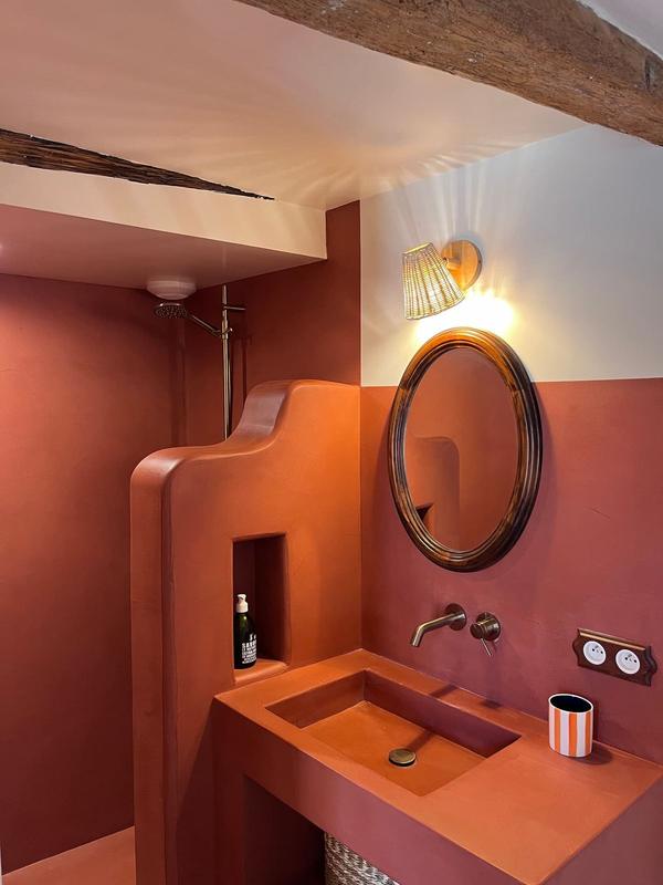 Chambre Dentelles — salle de douche en béton ciré terracotta
