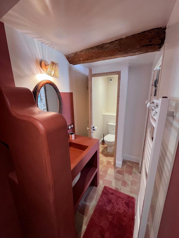 Chambre Dentelles — salle de douche et toilettes séparées