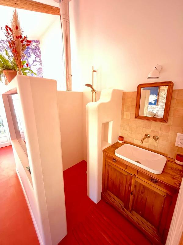La salle de douche de la grande chambre