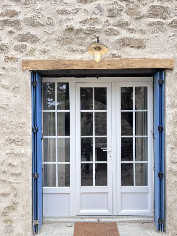 Chambre Ventoux — entrée indépendante sur la cour, volets bleus