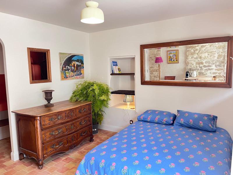 Chambre Ventoux — lit double et commode en noyer massif
