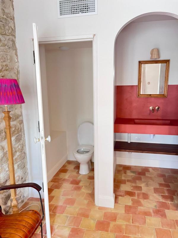 Chambre Ventoux — salle de douche en béton ciré rose